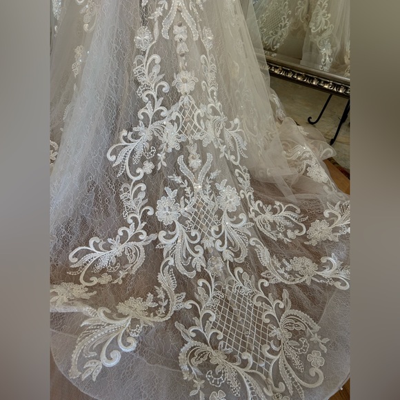 Sample Allure Bridal Gown Style 9560, Fit N Flare - Picture 7 of 7